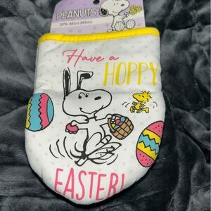 Peanuts Snoopy Easter Oven Mitts